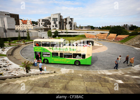 Vue sur le Parlement écossais et le dépôt de bus les gens au centre de Terre dynamique. Banque D'Images