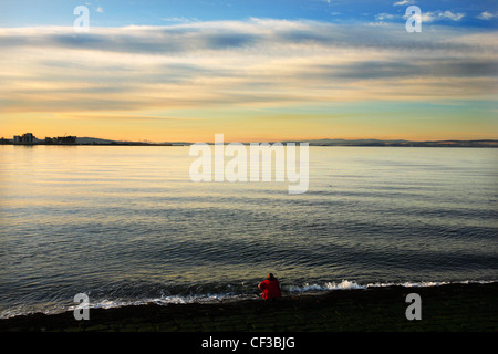 Vue sur mer ou de la plage sur le Firth of Forth au coucher du soleil. Banque D'Images