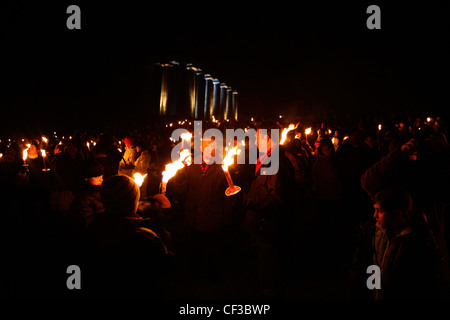 Le Monument National et une foule pendant le feu de Calton Hill, à Édimbourg. Banque D'Images