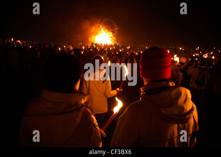 Une foule de personnes à la recherche vers le feu de Calton Hill, à Édimbourg. Banque D'Images