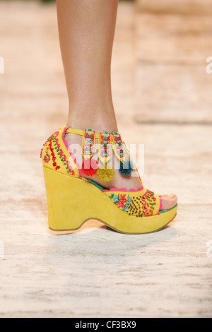 Kenzo Paris Prêt à Porter Automne Hiver jaune brodé à bride chaussures de plate-forme pom pom détaillant Banque D'Images