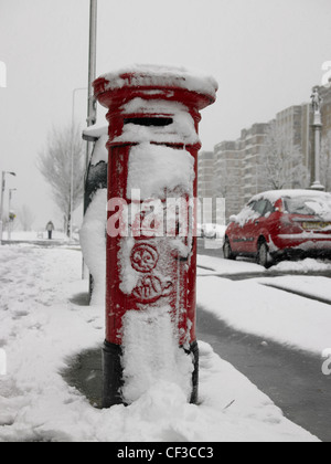 Une boîte rouge avec une couverture de neige dans les rues de Hove. Banque D'Images