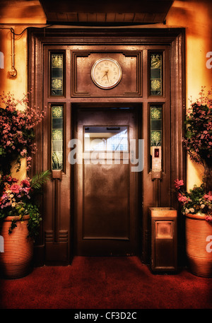 Old vintage porte de l'ascenseur dans le hall Banque D'Images