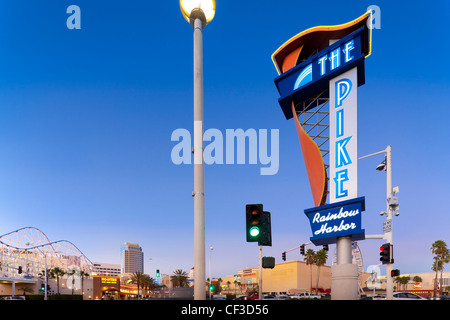 Long Beach, Californie, le brochet au Rainbow Harbor et commerciale complexe de divertissement dans le centre-ville de rivage au crépuscule. Banque D'Images