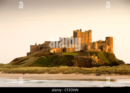 La vue sur le château de Bamburgh. Le château est assis sur un affleurement de basalte sur le bord de la mer du Nord et continue à Bamburgh à b Banque D'Images