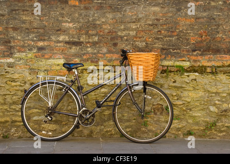 Un vélo appuyé contre un mur à Cambridge. Historiquement, les étudiants de l'Université de Cambridge n'ont pas été autorisés à conduire fonctionnement du moteur Banque D'Images