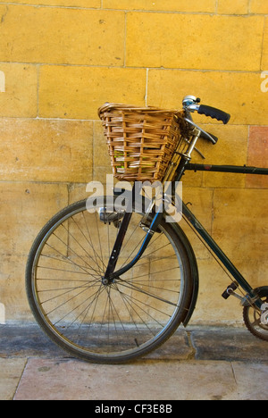 Un vélo appuyé contre un mur à Cambridge. Historiquement, les étudiants de l'Université de Cambridge n'ont pas été autorisés à conduire fonctionnement du moteur Banque D'Images