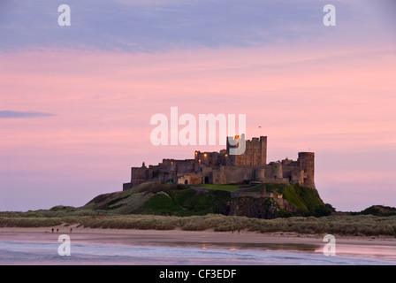 Début de soirée au château de Bamburgh lumière dans le Northumberland. Banque D'Images