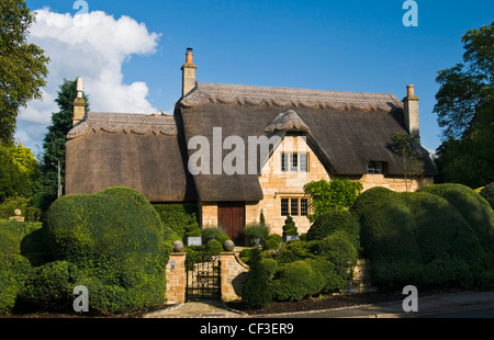 Haies entourent une chaumière traditionnelle à Chipping Camden dans le Gloucestershire. Banque D'Images