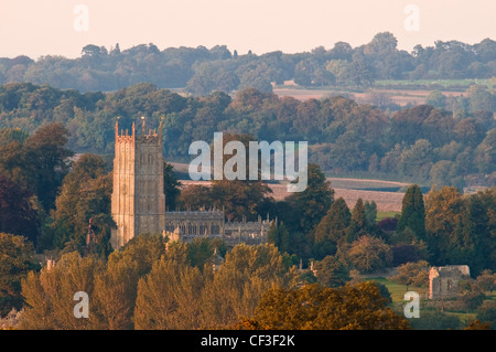 Une vue de l'église de St James et la ville de chipping Camden. Banque D'Images