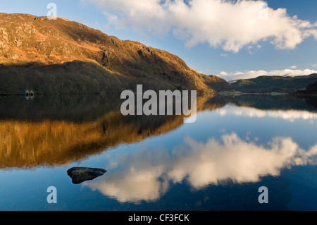 Le ciel reflète dans Llyn Dinas lac dans la vallée de Nant Gwynant. Banque D'Images