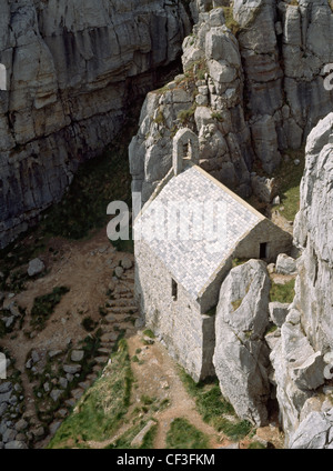 La Chapelle St Govan a été construit sur le site où le 6e siècle, ermite irlandais St Govan, avait sa cellule et puits sacré à la base de Banque D'Images