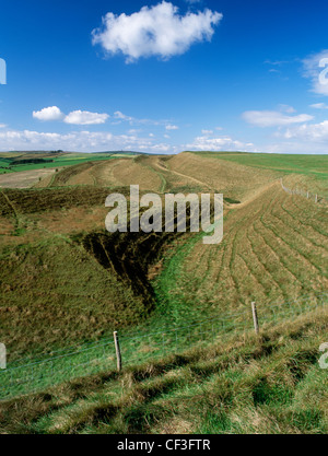 Une vue le long des fossés et des défenses multiples banque sur le côté sud de Maiden Castle près de Dorchester, l'un des plus beaux, plus grande Banque D'Images