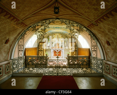 Reine de la paix chapelle (La Chapelle italienne) construit par les prisonniers de guerre italiens 1943-5 à l'aide de deux tôles Nissen huts decora Banque D'Images