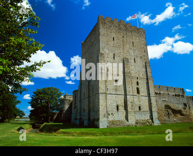 Le donjon normand rectangulaire de Portchester château construit à l'angle nord-ouest de la côte saxonne romain fort. Banque D'Images