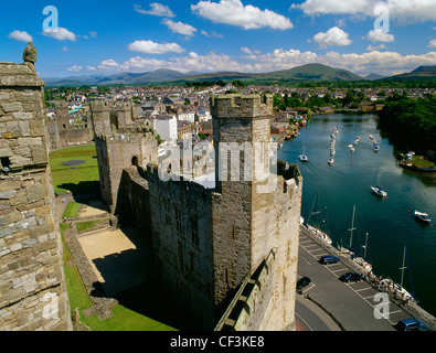 À l'Est du sud de l'Aigle de la tour Château de Caernarfon sur la Tour de la Reine, l'Ardoise quai et la rivière (Afon) Seiont towa Banque D'Images