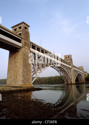 À la SE au le pont Britannia, un pont de chemin de fer conçu par Robert Stephenson avec Sir William Fairburn, construit l'acro 1846-50 Banque D'Images