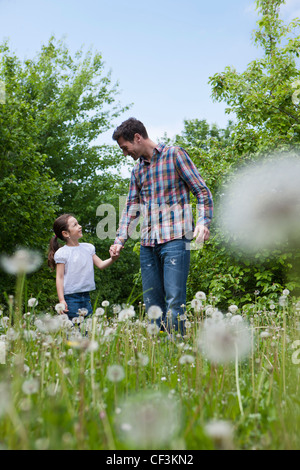 Le père avec la fille en face de Lehner maison de l'énergie, Poing, Bavaria, Germany, Europe Banque D'Images