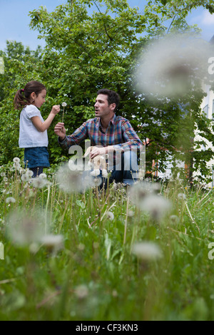 Le père avec la fille en face de Lehner maison de l'énergie, Poing, Bavaria, Germany, Europe Banque D'Images