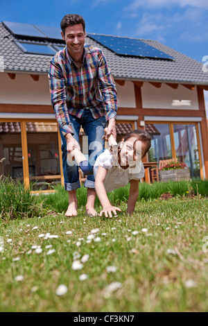 Le père avec la fille en face de Lehner maison de l'énergie, Poing, Bavaria, Germany, Europe Banque D'Images