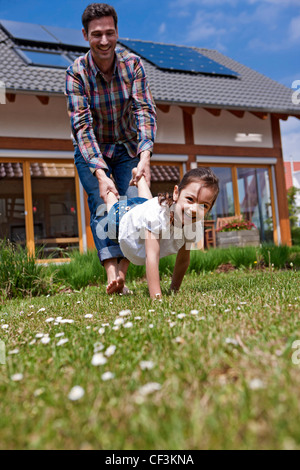 Le père avec la fille en face de Lehner maison de l'énergie, Poing, Bavaria, Germany, Europe Banque D'Images