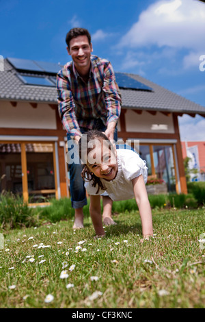 Le père avec la fille en face de Lehner maison de l'énergie, Poing, Bavaria, Germany, Europe Banque D'Images