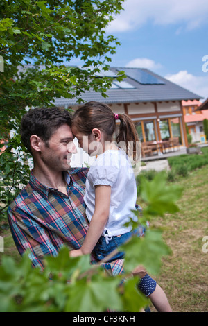 Le père avec la fille en face de Lehner maison de l'énergie, Poing, Bavaria, Germany, Europe Banque D'Images