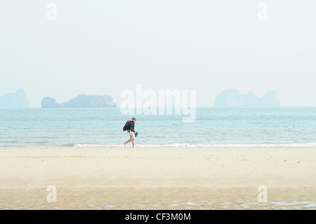 Man at beach, Mui Ne, Vietnam, Asie Banque D'Images