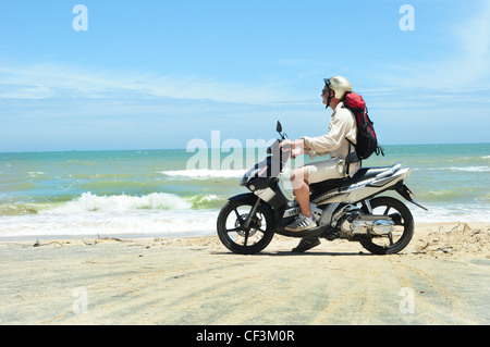 Man at beach, Mui Ne, Vietnam, Asie Banque D'Images