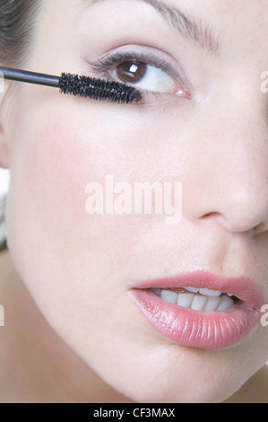 Close up of eye le nez et la bouche de femme brunette cheveux visage portant de l'ombre à paupières rose pâle et rouge à lèvres Rose eyeliner liquide Banque D'Images