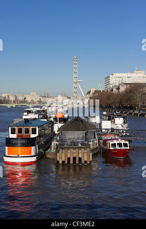 Sur la Tamise, vu de Lambeth Bridge vers le pont de Westminster. Banque D'Images