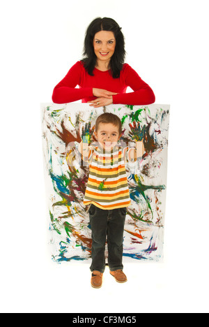 Happy mother reposant les mains sur un mini-mur peint tout en montrant son fils peint malpropre palms isolé sur fond blanc Banque D'Images