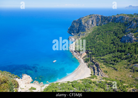 Vue de la montagne à la plage Platja des Coll Baix, Alcudia, Majorque, Espagne Banque D'Images