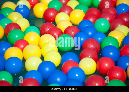 Balles multicolores flottent sur l'eau Banque D'Images