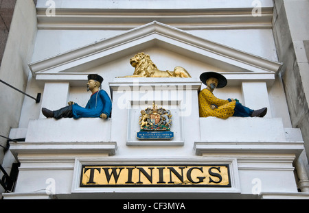 Deux figures d'Asie et d'un lion d'or au-dessus de l'entrée de la célèbre boutique de thé Twinings, toujours à son emplacement d'origine sur le Strand Banque D'Images