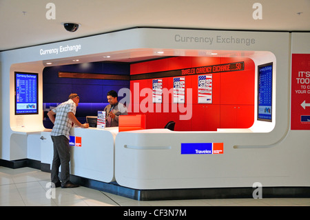 Bureau de change Travelex en salle d'embarquement, l'aéroport de Sydney Kingsford Smith, Mascot, Sydney, New South Wales, Australia Banque D'Images