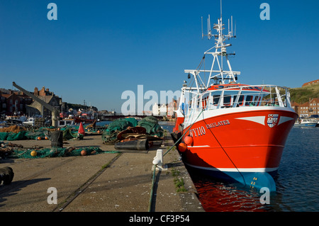 Bateau de pêche dans le port de Whitby. Banque D'Images