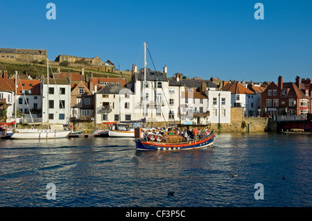 Touristes à bord de la vieille Whitby lifeboat "Mary Ann Hepworth', aujourd'hui utilisé comme un bateau de plaisance dans le port de Whitby. Banque D'Images