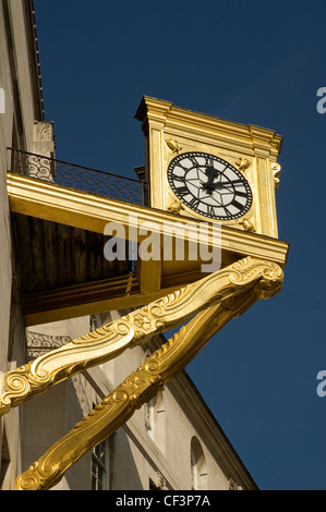 Horloge dorée sur Leeds Civic Hall, à la place du millénaire. Banque D'Images