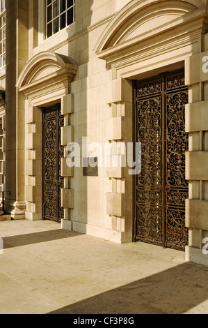 Entrée ornée de salle municipale de Leeds sur la place du millénaire. Banque D'Images