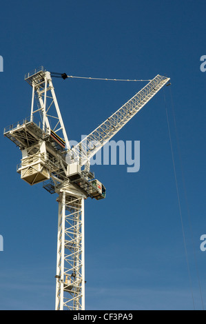 Une grande grue de construction contre un ciel bleu. Banque D'Images