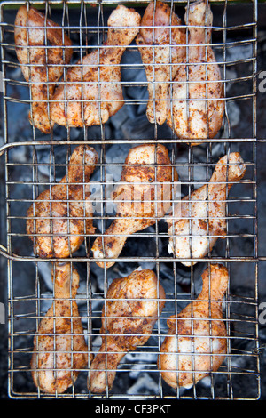 Poulet sur le barbecue dans un treillis Banque D'Images