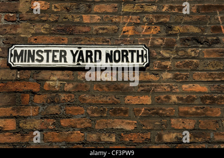 Minster Yard North Street signe sur un mur. Banque D'Images