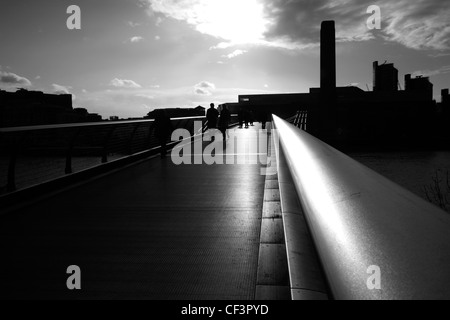 Vue sur le pont du millénaire à la Tate Modern, Bankside, Londres, UK Banque D'Images