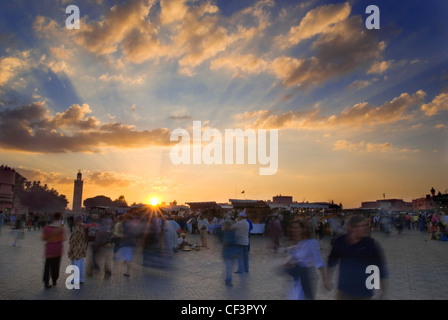 La place Djema El Fna et la mosquée Koutoubia au coucher du soleil. Banque D'Images