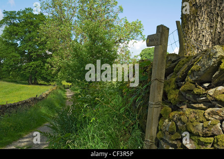 Un panneau en bois pour les Dales Way vers le bas un sentier. Banque D'Images