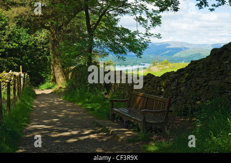 Le lac Windermere dans le sentier menant jusqu'à Orrest Head. Banque D'Images