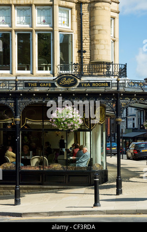 Salons de thé Bettys et café sur le coin de rue et parade de Montpellier à Harrogate. Banque D'Images