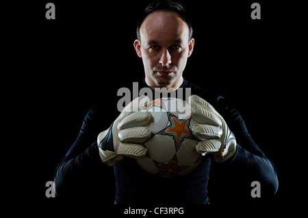 Portrait du gardien de football sur fond noir. Banque D'Images