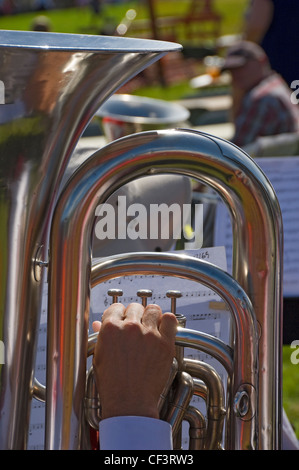 Portrait d'un homme jouant un tuba dans une fanfare d'effectuer à Aramits Show, un spectacle annuel pays près de Skipton. Banque D'Images